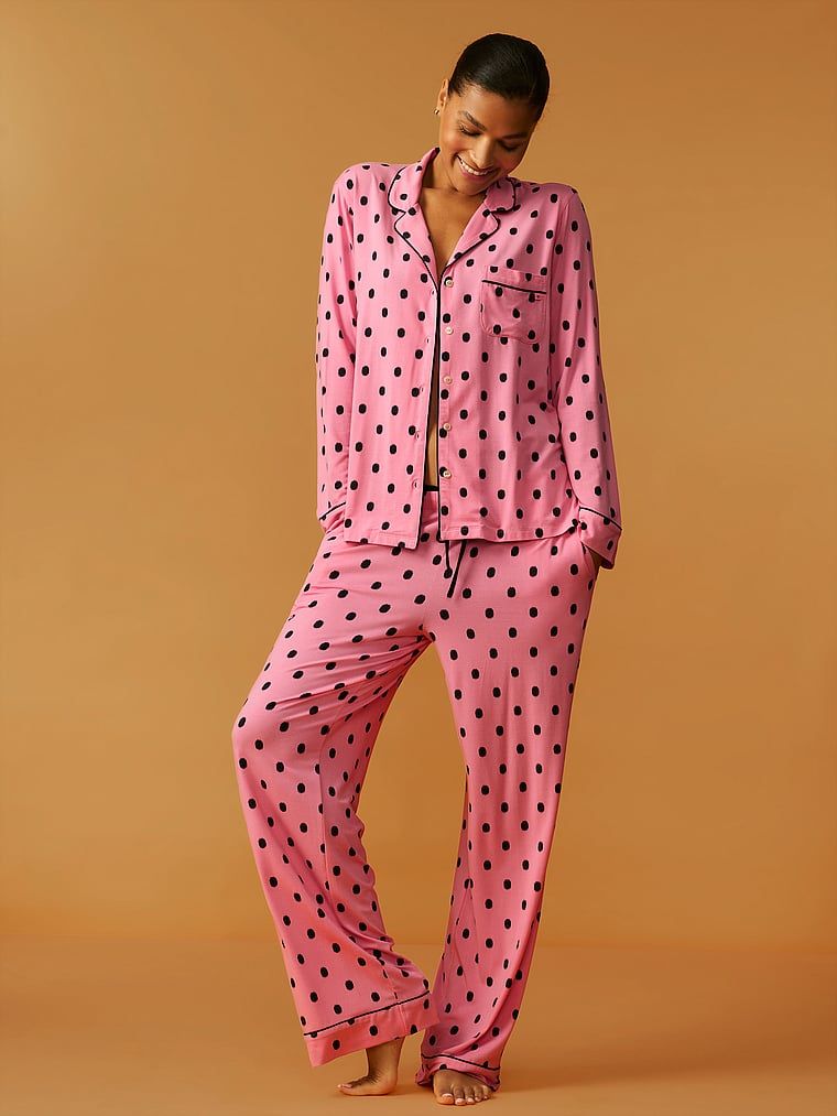 Pyžamo vyrobené ze SoSoft modalu. Produkt má vzorovanou barvu a pochází z kolekce Victoria's Secret.