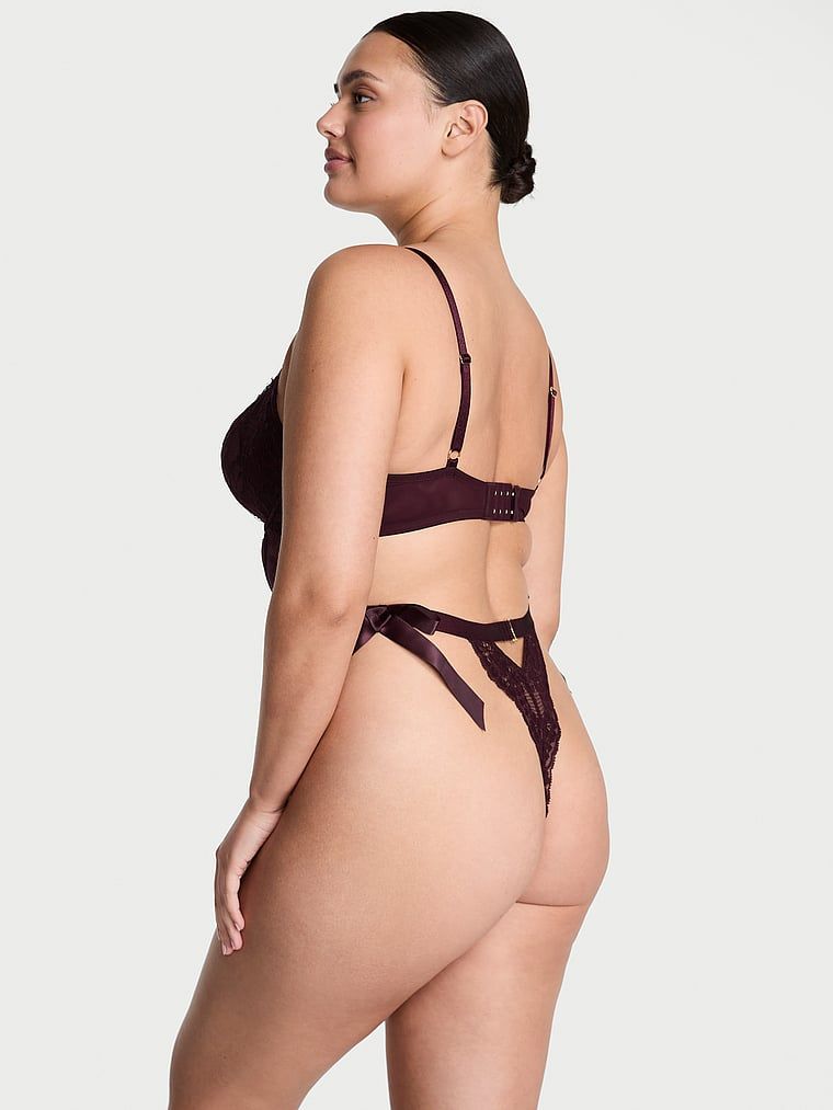 Hříšné krajkové body. Výrobek má fialovou barvu a pochází z kolekce Dream Angels.