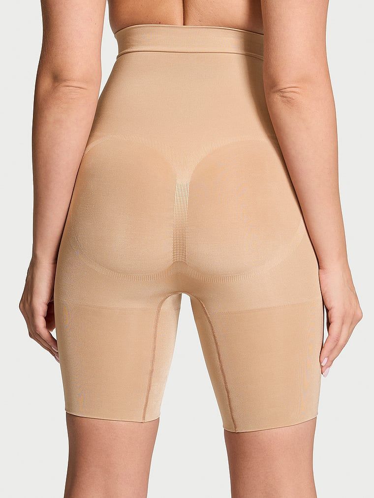 Tvarovací šortky Shapewear by Victoria. Produkt je béžový a pochází z kolekce Victoria's Secret.