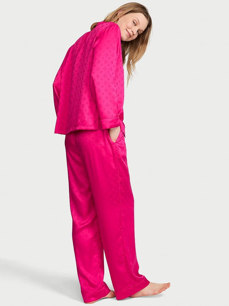 Typické saténové pyžamo s dlouhými rukávy. Produkt je růžové barvy a pochází z kolekce Victoria's Secret.