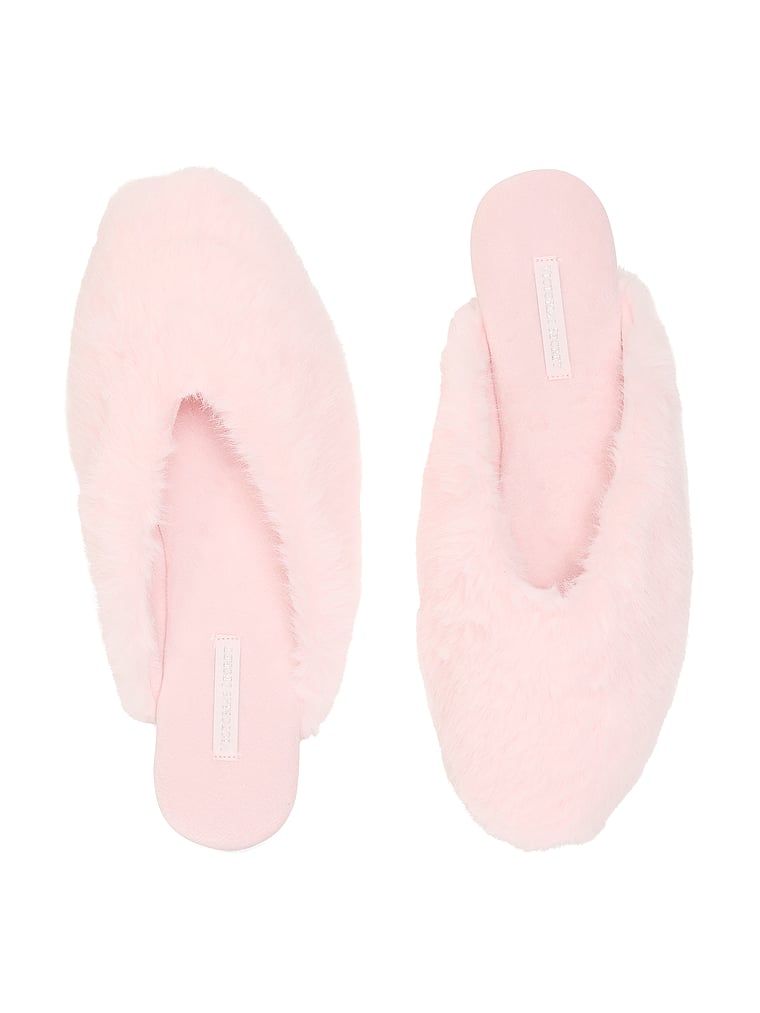 Papuče s umělou kožešinou. Produkt je růžové barvy a pochází z kolekce Victoria's Secret.