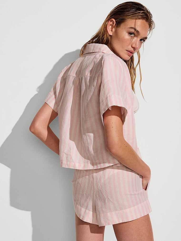 Lněná košilová halenka s krátkými rukávy pro pláž Plážové oblečení Heritage Stripe. Produkt je vzorovaný a pochází z kolekce Victoria's Secret Swim.