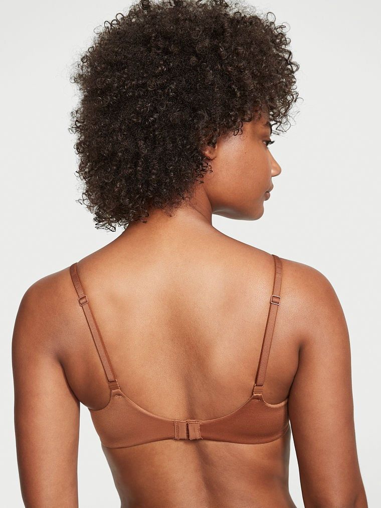 Mírně vyztužená podprsenka s výrazně vysazenými košíčky. Produkt je hnědý a pochází z kolekce Body by Victoria.