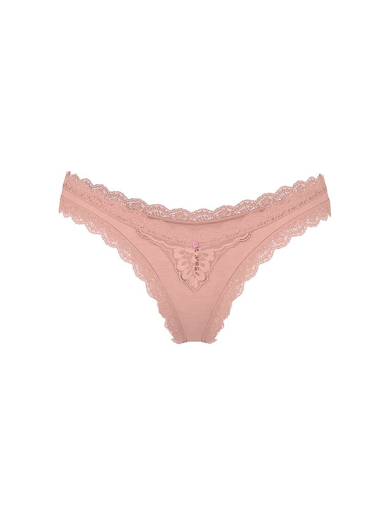 Brazilské kalhotky s krajkou Lace Trim Brazilian. Produkt je růžový a pochází z kolekce Body by Victoria.