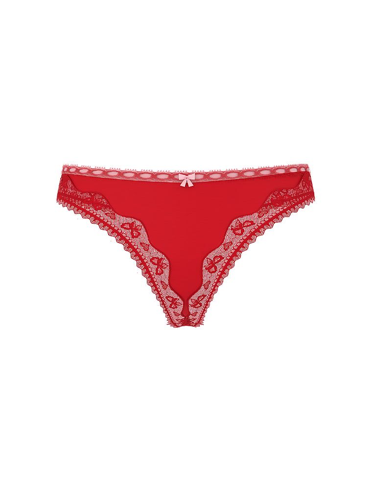 Bavlněné tanga s motlou s krajkou a lemem. Produkt je červené barvy a pochází z kolekce Lace Trim.