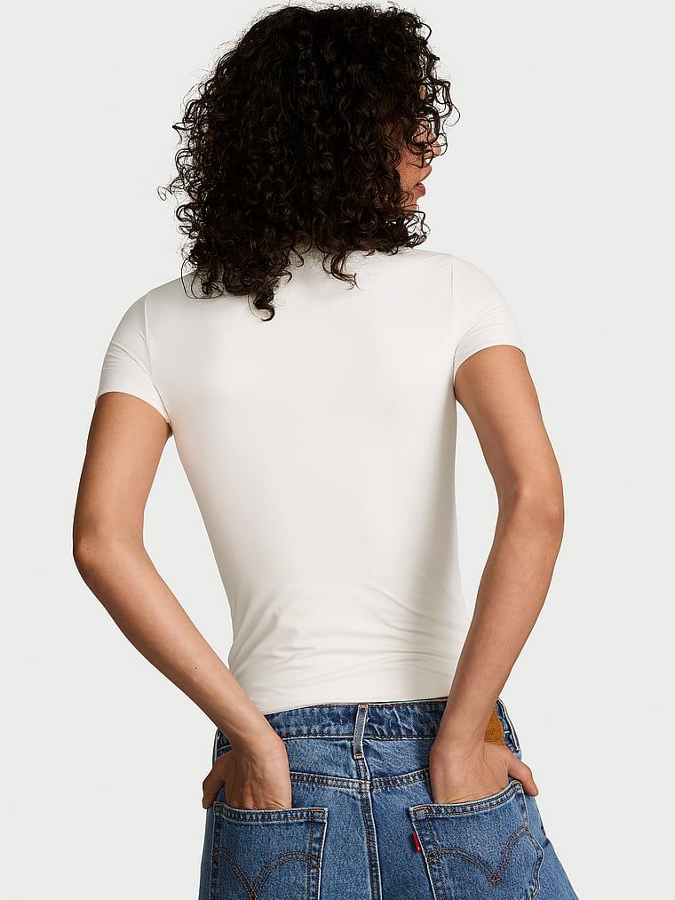Tričko FeatherSoft Innovation. Produkt je bílý a pochází z kolekce Victoria's Secret.