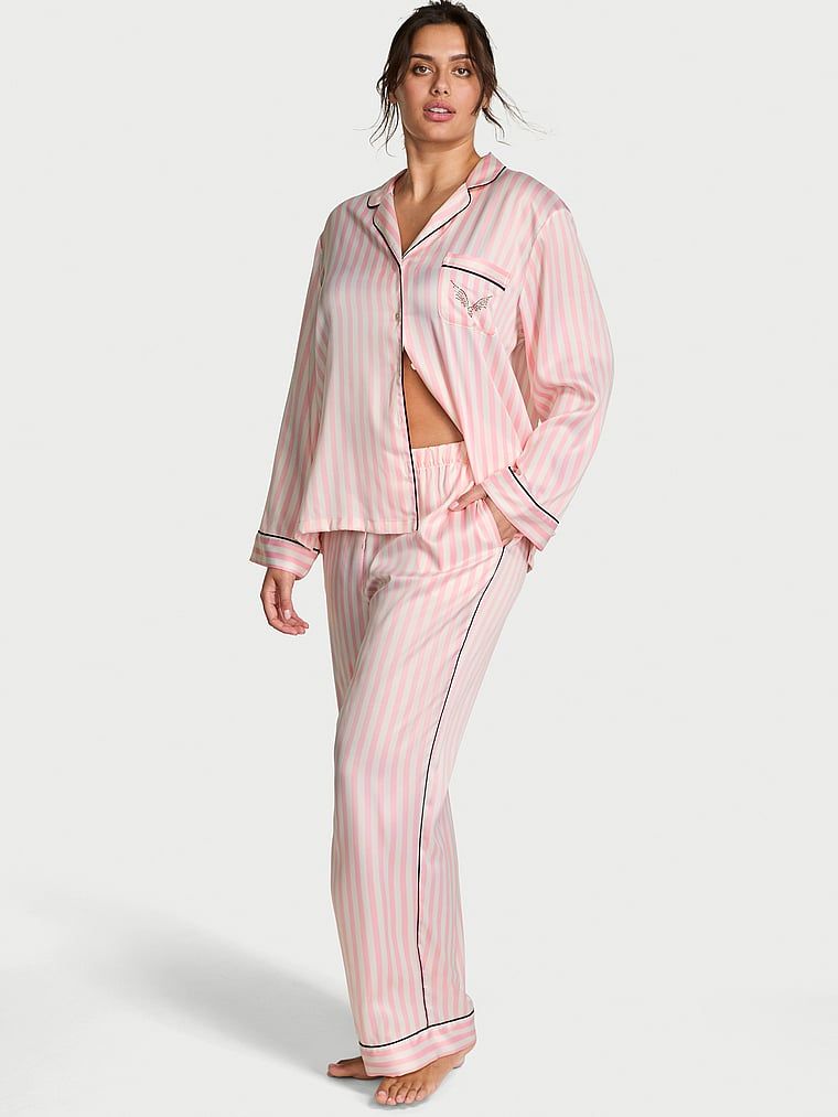 Saténové pyžamo s dlouhým rukávem VSFS 2025. Produkt je vzorovaný a pochází z kolekce Victoria's Secret.