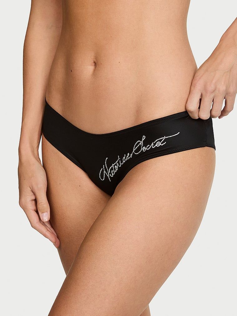 Kalhotky s unikátním zády a nápisem Shine Script Cheeky. Produkt je černý a pochází z kolekce Very Sexy.