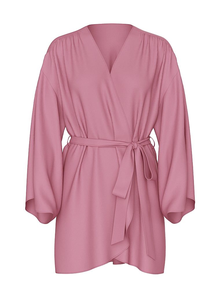 Krátký saténový župan. Produkt je růžový a pochází z kolekce Victoria's Secret.