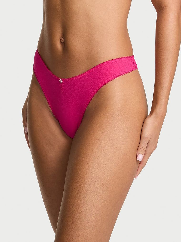 Bavlněné tanga s síťkou vzadu Heart Lace. Produkt je růžové barvy a pochází z kolekce Victoria's Secret.