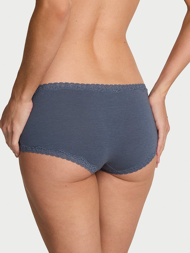 Bavlněné kraťasy s krajkou na okrajích, krajkové šortky s lemováním Boyshort. Produkt je modré barvy a pochází z kolekce Lace Trim.