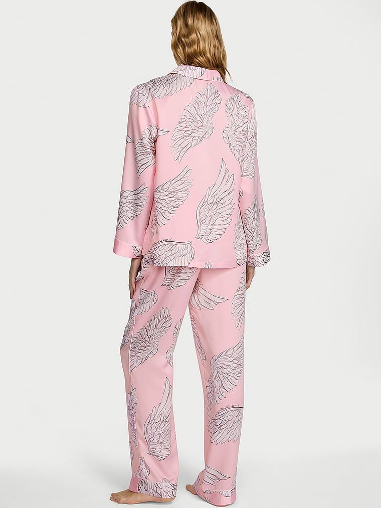 Typické saténové pyžamo s dlouhými rukávy. Produkt má vzorovanou barvu a pochází z kolekce Victoria's Secret.