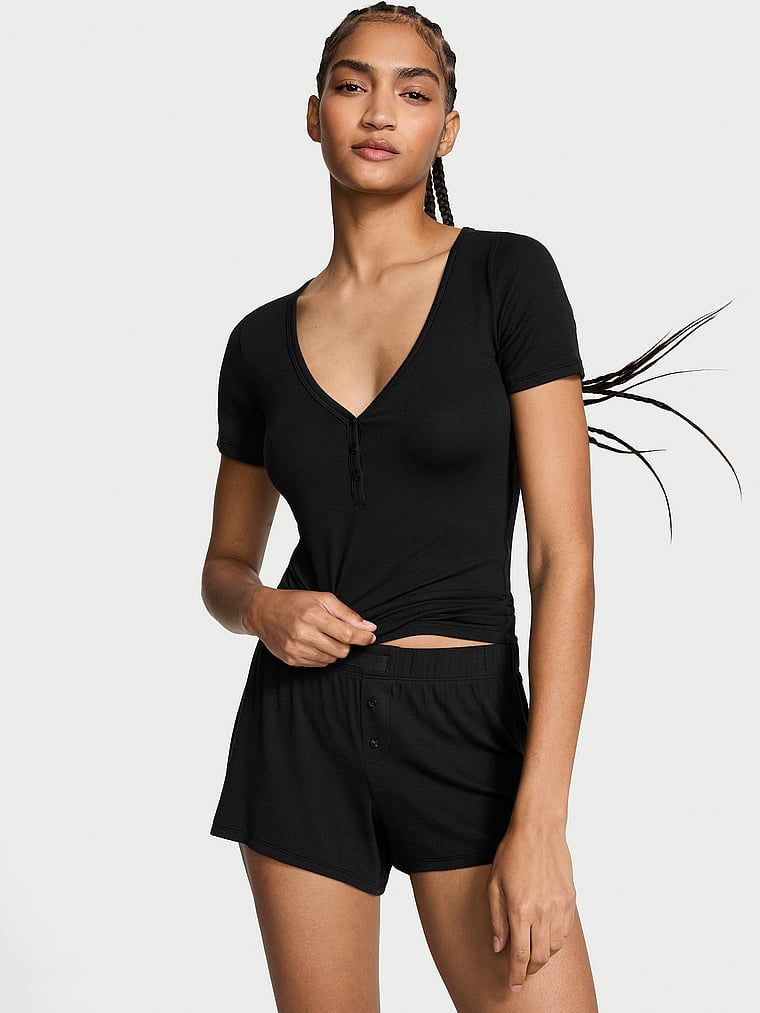 Sada modalu na spaní - tričko a kraťasy. Produkt je černý a pochází z kolekce Victoria's Secret.