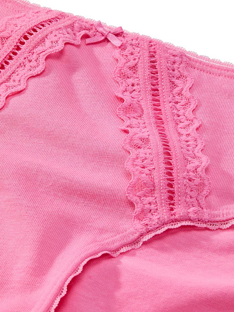 Bavlněné kalhotky s vložkami Hiphugger s krajkovým lemováním. Produkt je růžové barvy a pochází z kolekce Victoria's Secret.