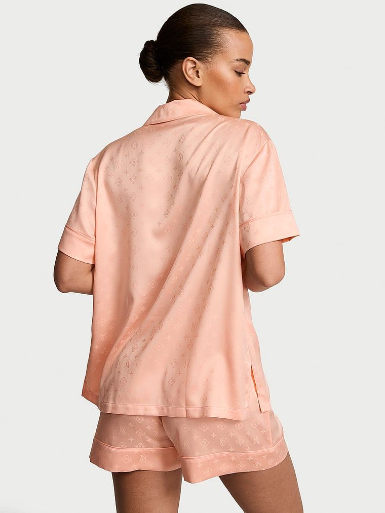 Satěnové pyžamo s podpisovými kraťasy. Produkt je růžové barvy a pochází z kolekce Victoria's Secret.