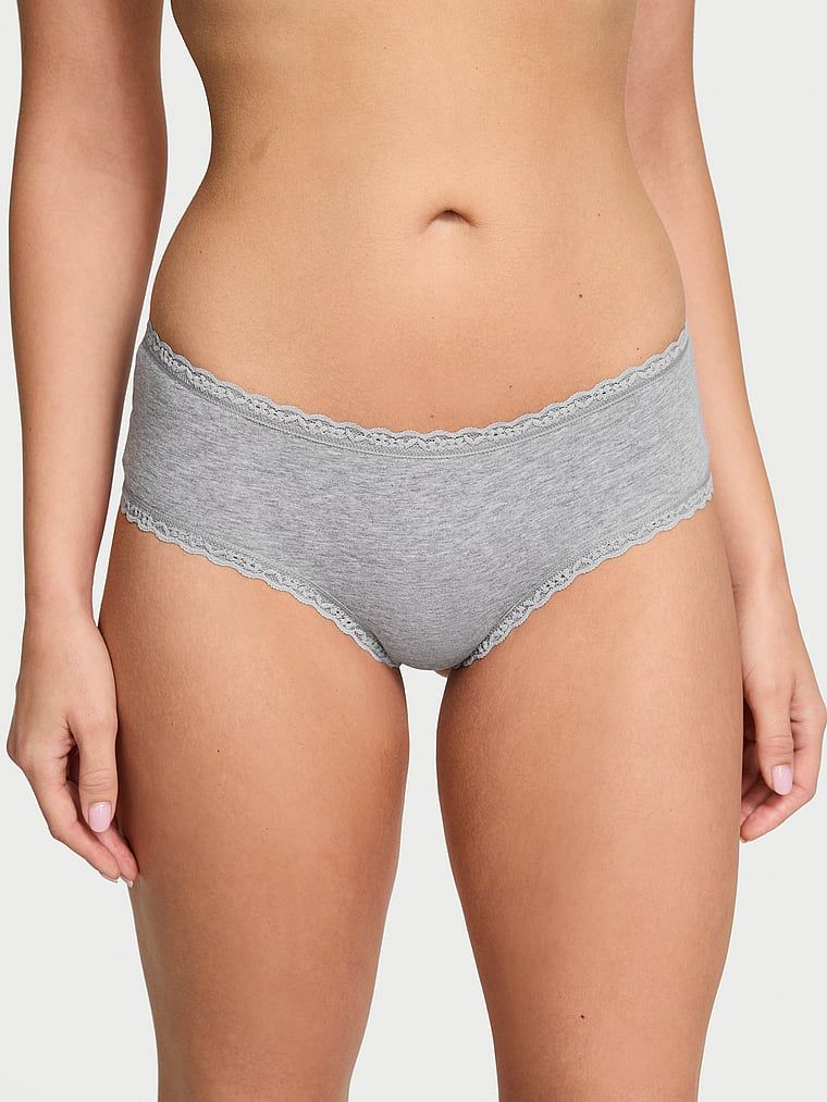 Bavlněné kalhotky s krajkou na okrajích Lace-Waist Cheeky. Produkt je šedý a pochází z kolekce Lacie.