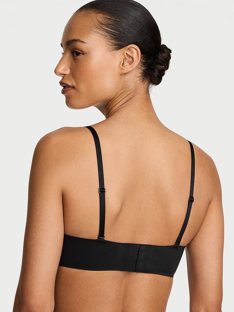Push-up podprsenka bez ramínek 2 velikosti Bombshell. Produkt je černý a pochází z kolekce Invisible by Victoria's Secret.