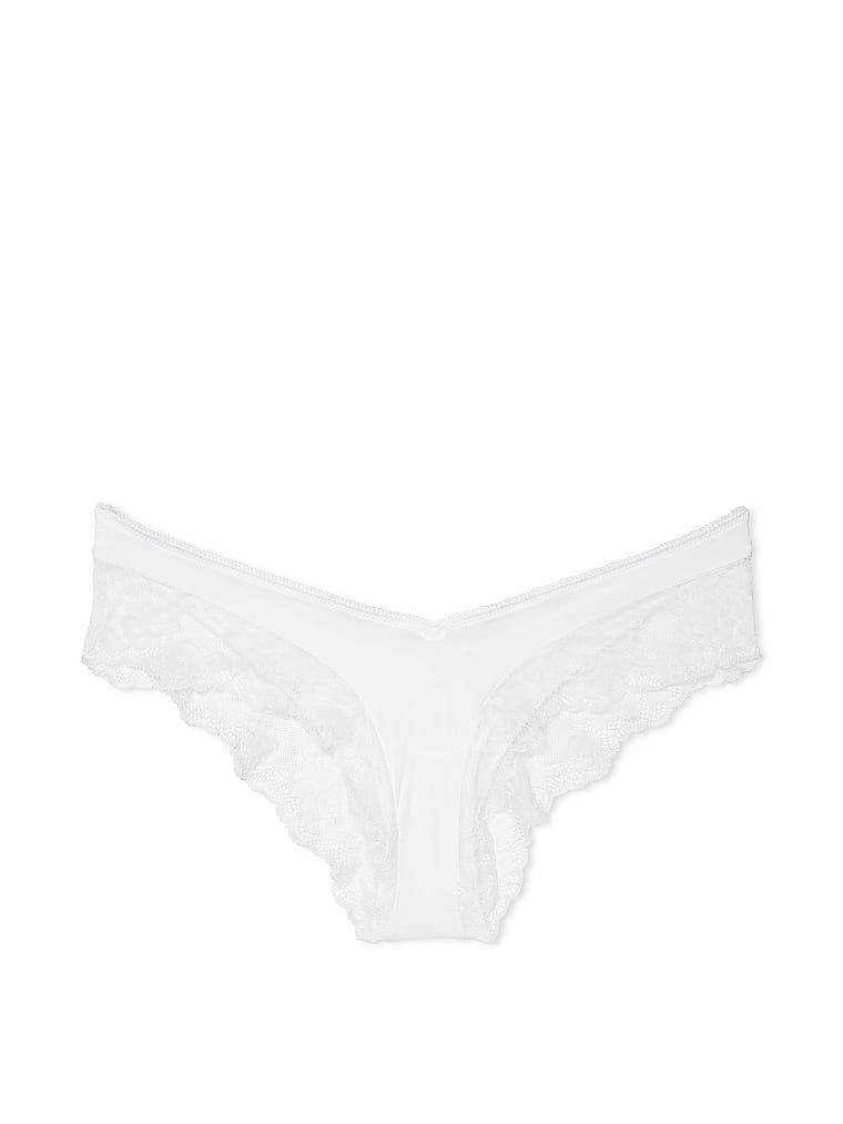 Kalhotky s krajkou na okrajích a vysoko střiženými nohavicemi Lace-Trim Cheeky. Produkt je bílý a pochází z kolekce Very Sexy.