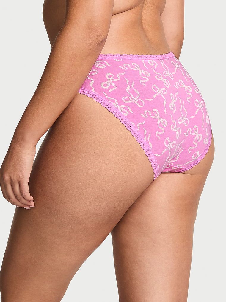 Bavlněné kalhotky s krajkou v bikinách s krajkovým lemem. Výrobek je vzorovaný a pochází z kolekce Lace Trim.