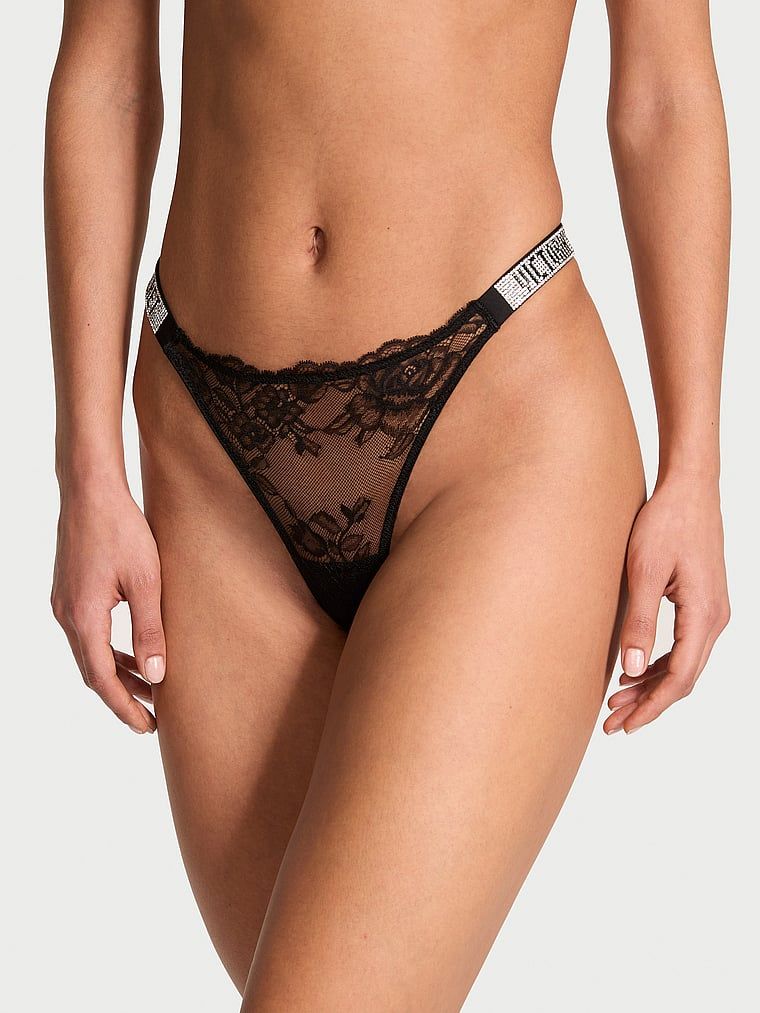 Brazilské krajkové kalhotky Shine Strap s lesklými ramínky. Produkt je černý a pochází z kolekce Very Sexy.