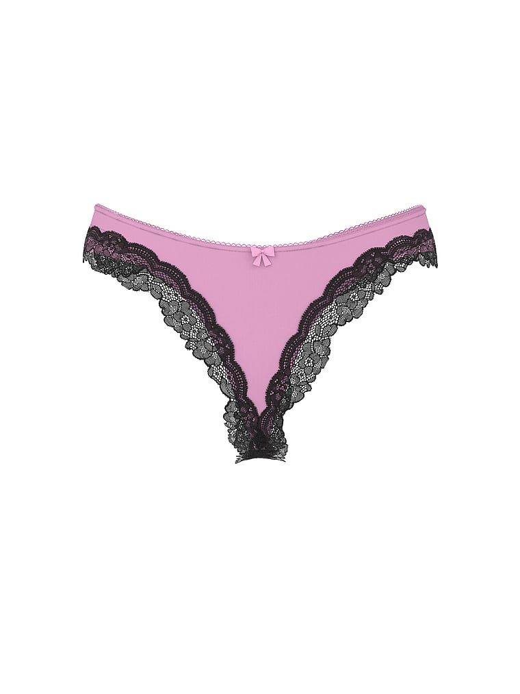 Teaseovy tanga s vysokým výstřihem. Produkt je fialové barvy a pochází z kolekce Victoria's Secret.