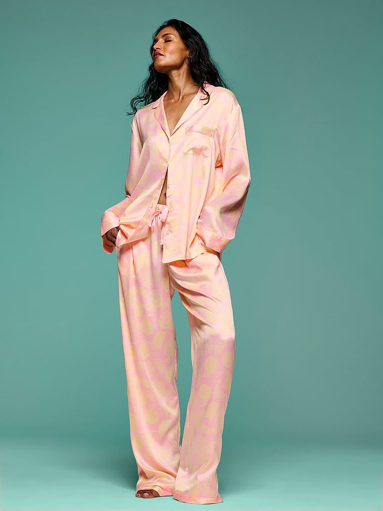 Typické saténové pyžamo s dlouhými rukávy. Produkt je vzorovaný a pochází z kolekce Victoria's Secret.