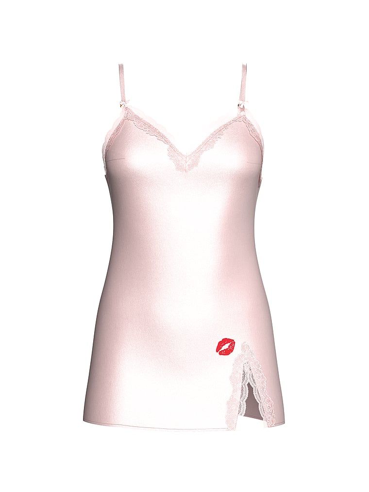Satenová noční košile s tkaničkou Tease Slip. Produkt je růžové barvy a pochází z kolekce Victoria's Secret.