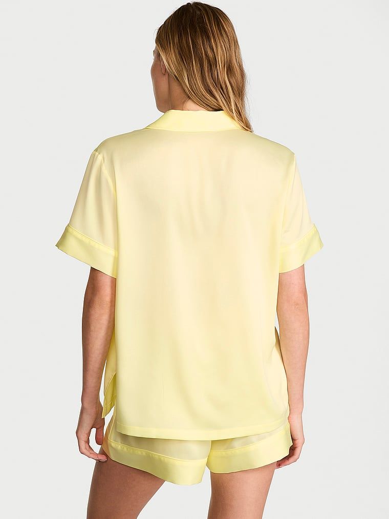 Satěnové pyžamo s podpisovými kraťasy. Produkt je žluté barvy a pochází z kolekce Victoria's Secret.