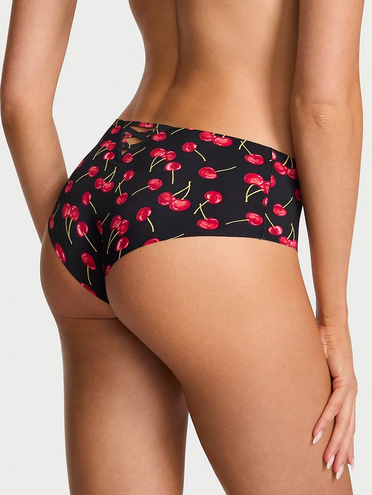 Bezešvové kalhotky s ramínky na zádech No-Show Strappy Cheeky. Produkt je vzorovaný a pochází z kolekce No-Show.