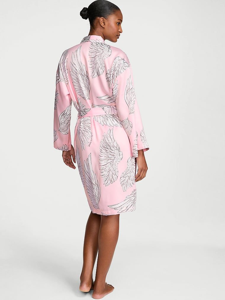 Midi Signature saténový župan. Produkt má vzorovanou barvu a pochází z kolekce Victoria's Secret.