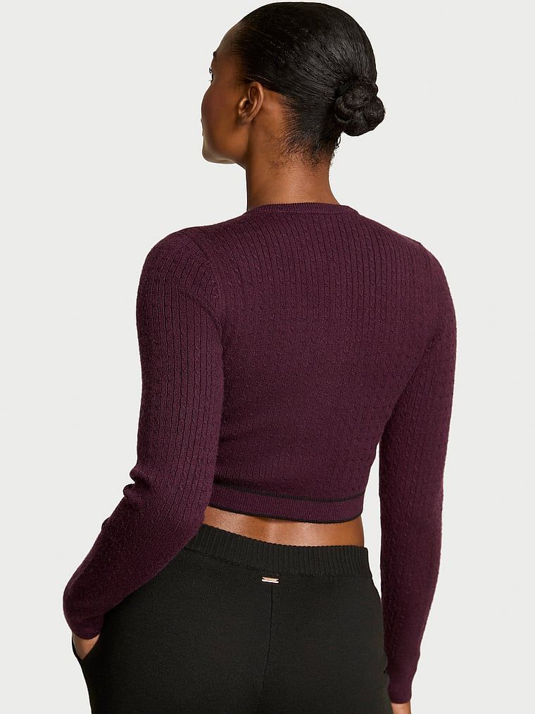 Luxusní pletený pletený kardigan na zip. Produkt je fialové barvy a pochází z kolekce Victoria's Secret.