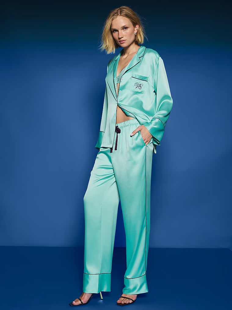Typické saténové pyžamo s dlouhými rukávy. Produkt je modré barvy a pochází z kolekce Victoria's Secret.