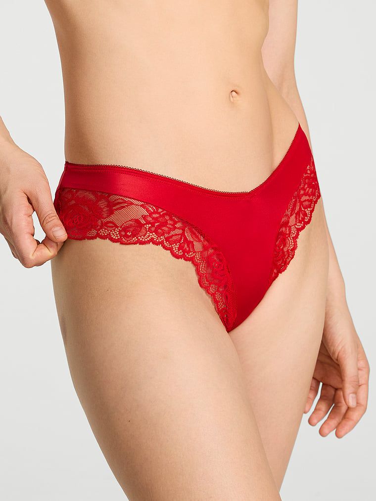 Krajkové kalhotky s krajkou na okrajích a vysoko střiženými nohavicemi Lace-Cut Cheeky. Produkt má červenou barvu a pochází z kolekce Very Sexy.