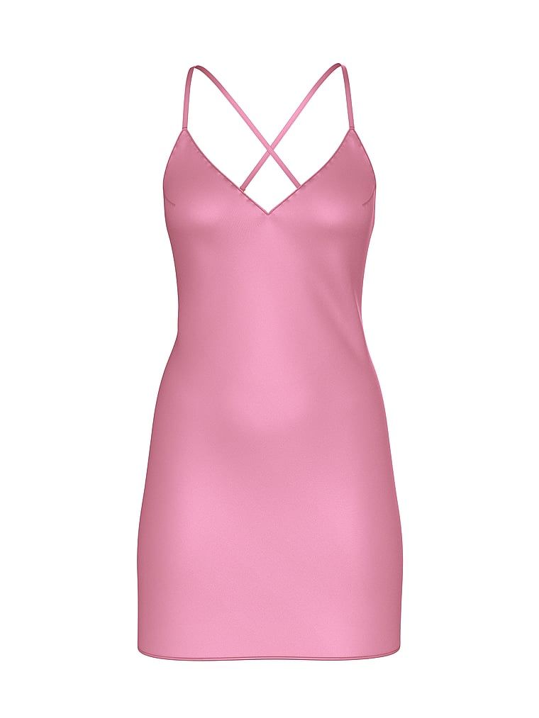 Saténová noční košile s tenkými ramínky odhalujícími zadní část s otevřenými zády. Produkt je růžový a pochází z kolekce Victoria's Secret.