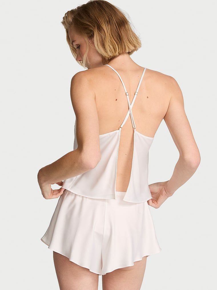 Saténová spací souprava Cami set. Produkt je bílé barvy a pochází z kolekce Victoria's Secret.