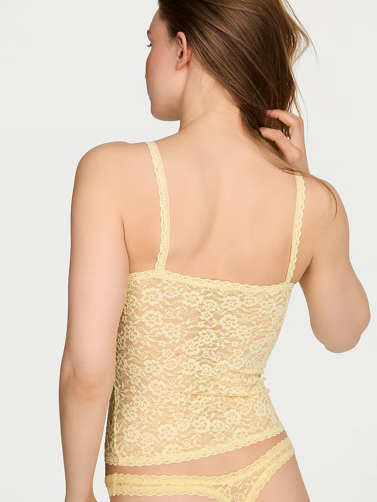 Krajkový top s tenkými ramínky, Cami. Produkt je žluté barvy a pochází z kolekce Victoria's Secret.