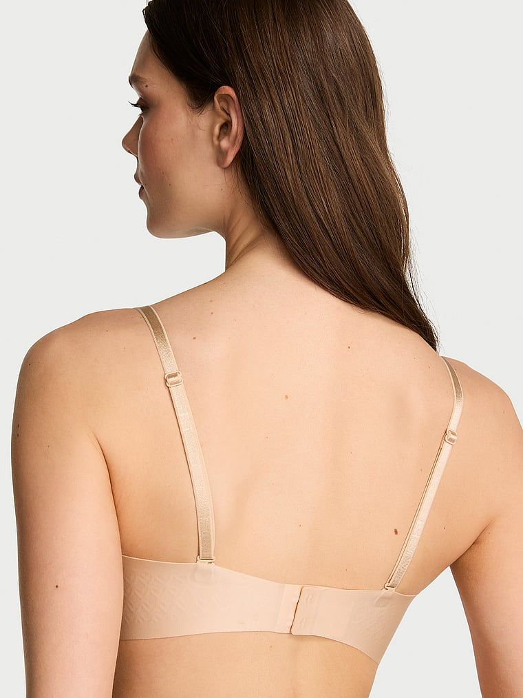 Podprsenka bez ramínek s mírně vypolstrovanými ramínky. Produkt je béžové barvy a pochází z kolekce Invisible by Victoria's Secret.