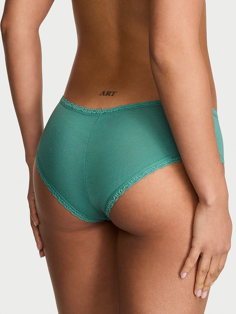 Bavlněné kalhotky s krajkou na okrajích Lace-Waist Cheeky. Produkt je vzorovaný a pochází z kolekce Lace Trim.