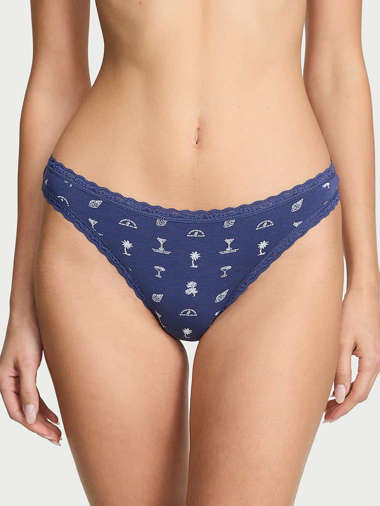 Bavlněné tanga s krajkou na okrajích Lace-Waist. Produkt je vzorovaný a pochází z kolekce Lace Trim.