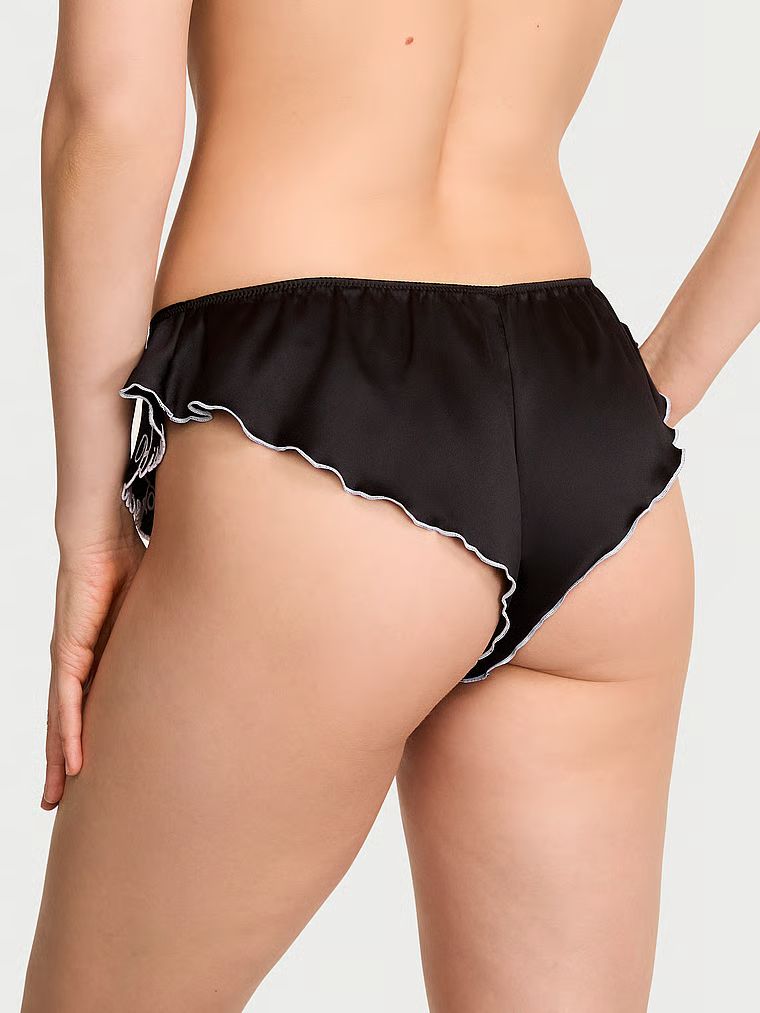 Satenové Flutter Cheeky volánkové kalhotky. Produkt je černý a pochází z kolekce Victoria's Secret.