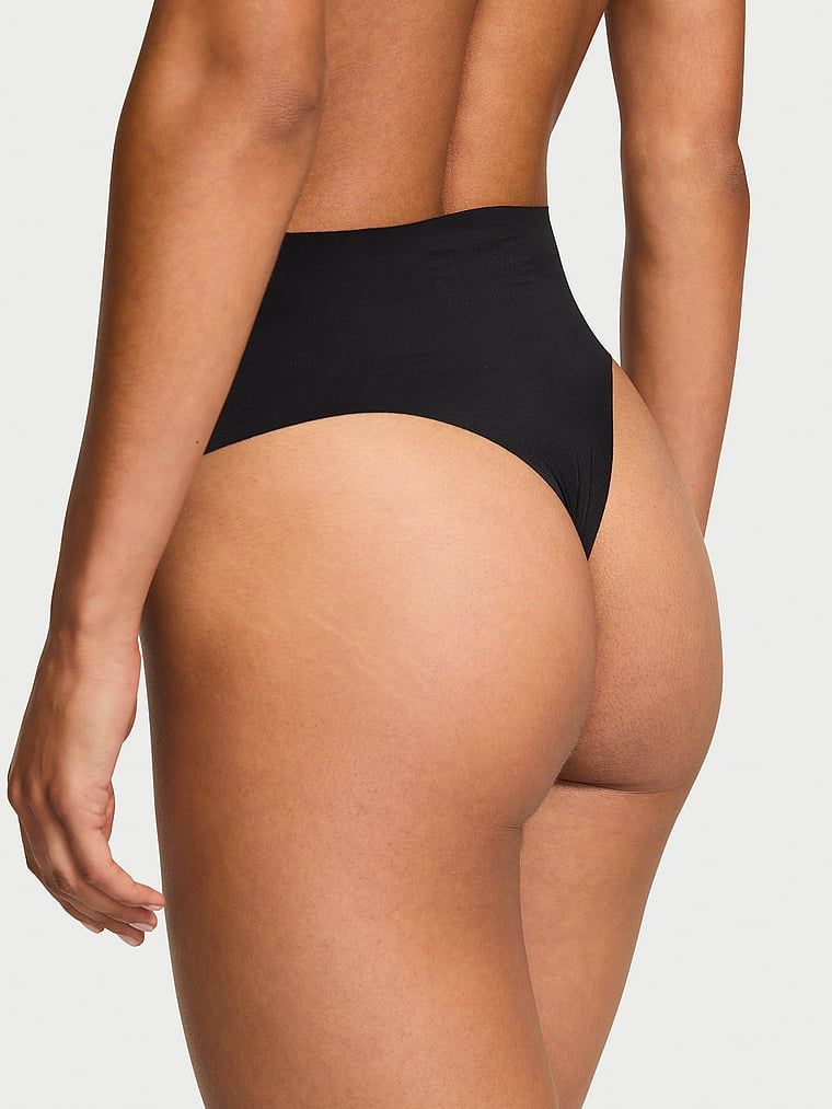 Bezešvá tanga s vysokým pasem No-Show. Produkt je černý a pochází z kolekce No-Show.