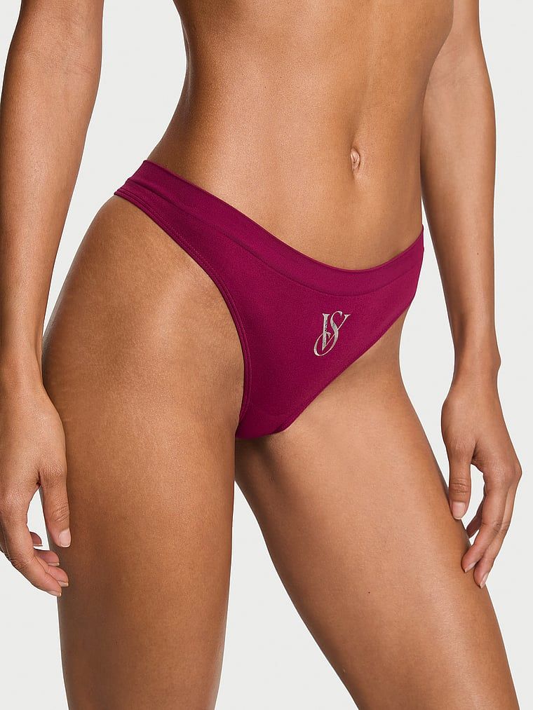Bezešvá tanga s lesklým logem Sparkle. Produkt má růžovou barvu a pochází z kolekce Bezešvé.