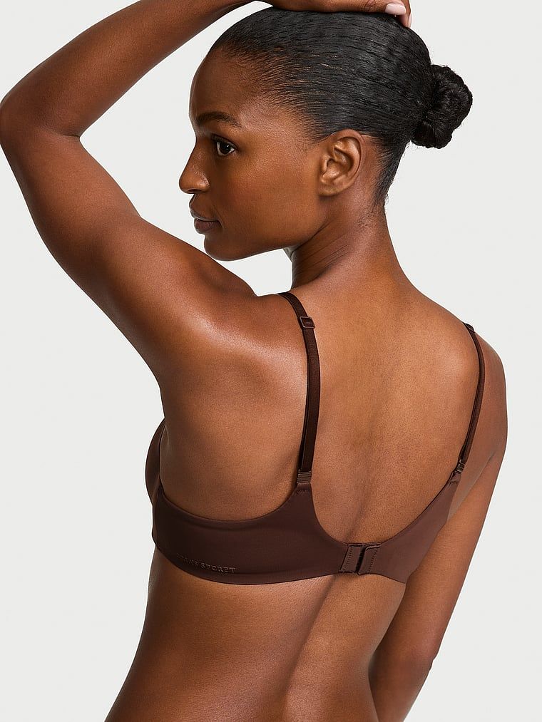 Podprsenka je mírně vycpaná balconetou FlexFactor. Produkt je hnědé barvy a pochází z kolekce Body by Victoria.