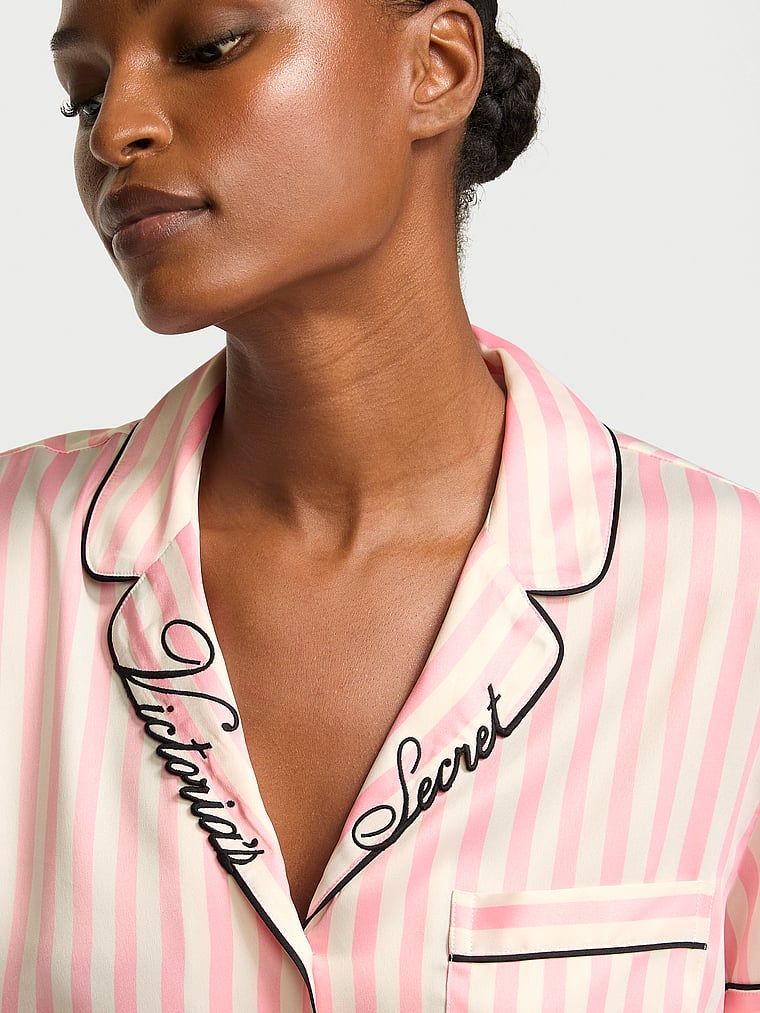 Satěnové pyžamo s podpisovými kraťasy. Produkt je vzorovaný a pochází z kolekce Victoria's Secret.